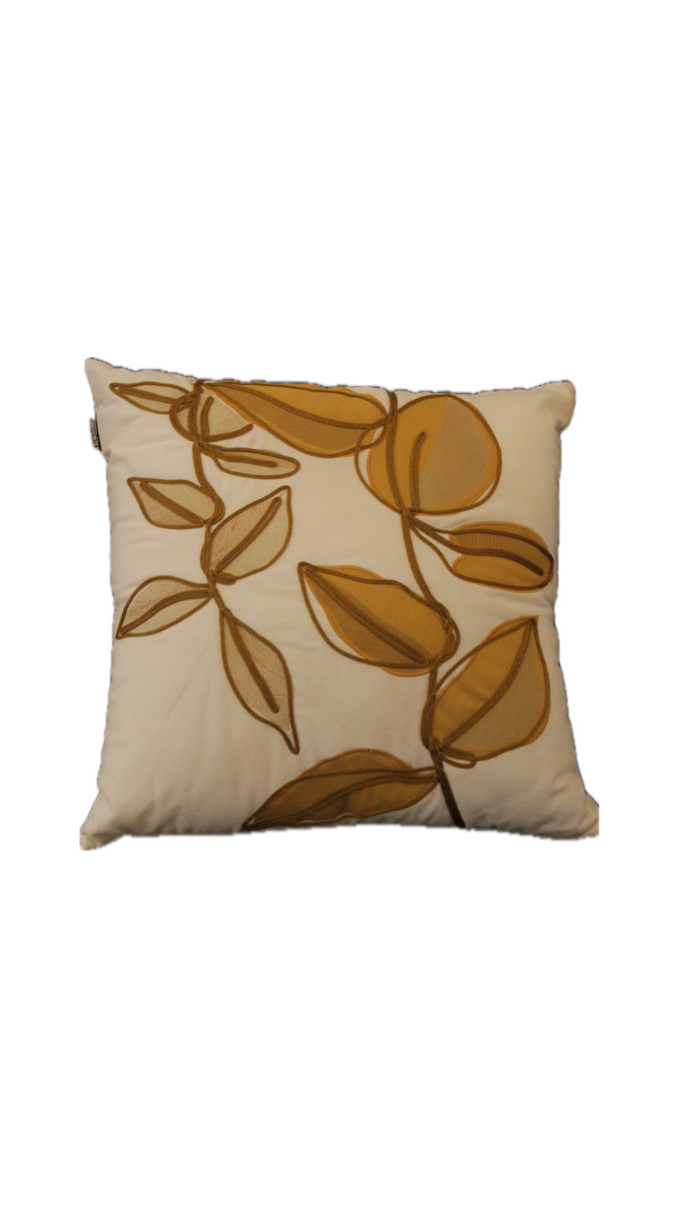 ALMOHADÓN SARJA CRU 52X52 BORD SOUTACHE FOLHAS MOSTAZA COD. 247-38