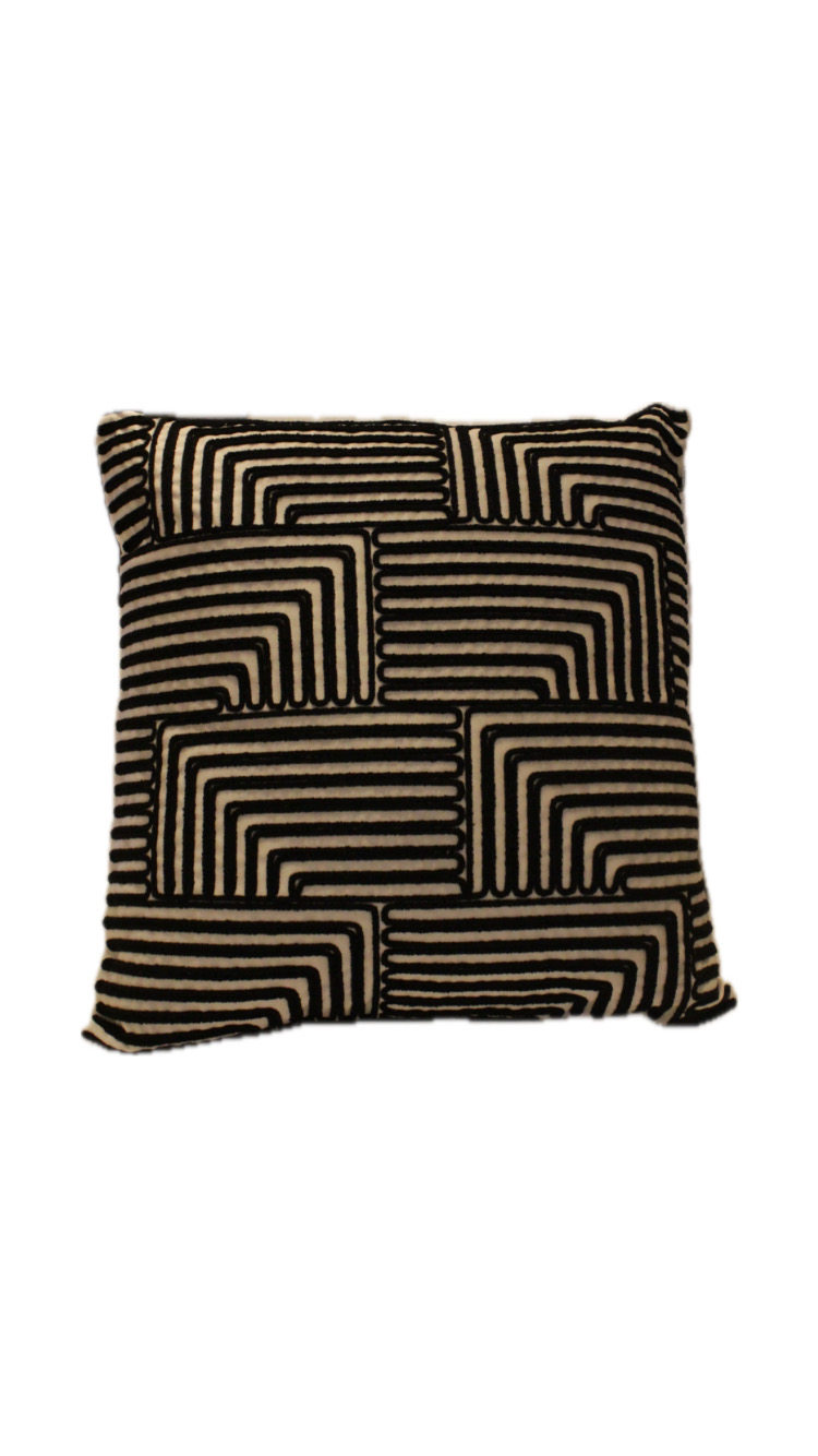 ALMOHADÓN VEL MAK OFF 52X52 C/APLIC CORDAO PRETO MOD 156-13