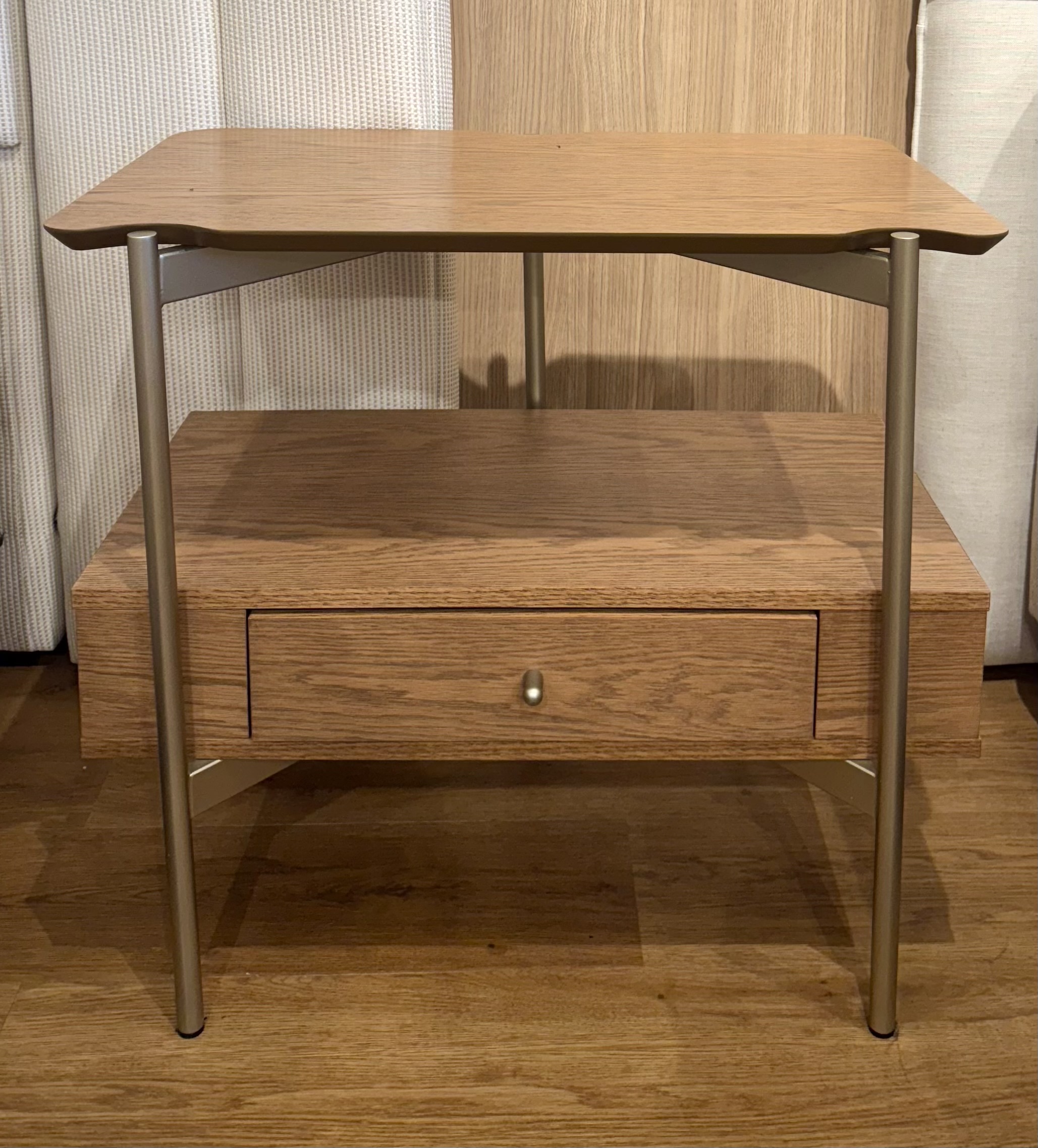 MESA DE LUZ GIULIA 650X400X600 COLOR CARVALHO AMENDOA / CHAMPAGNE M - 123028