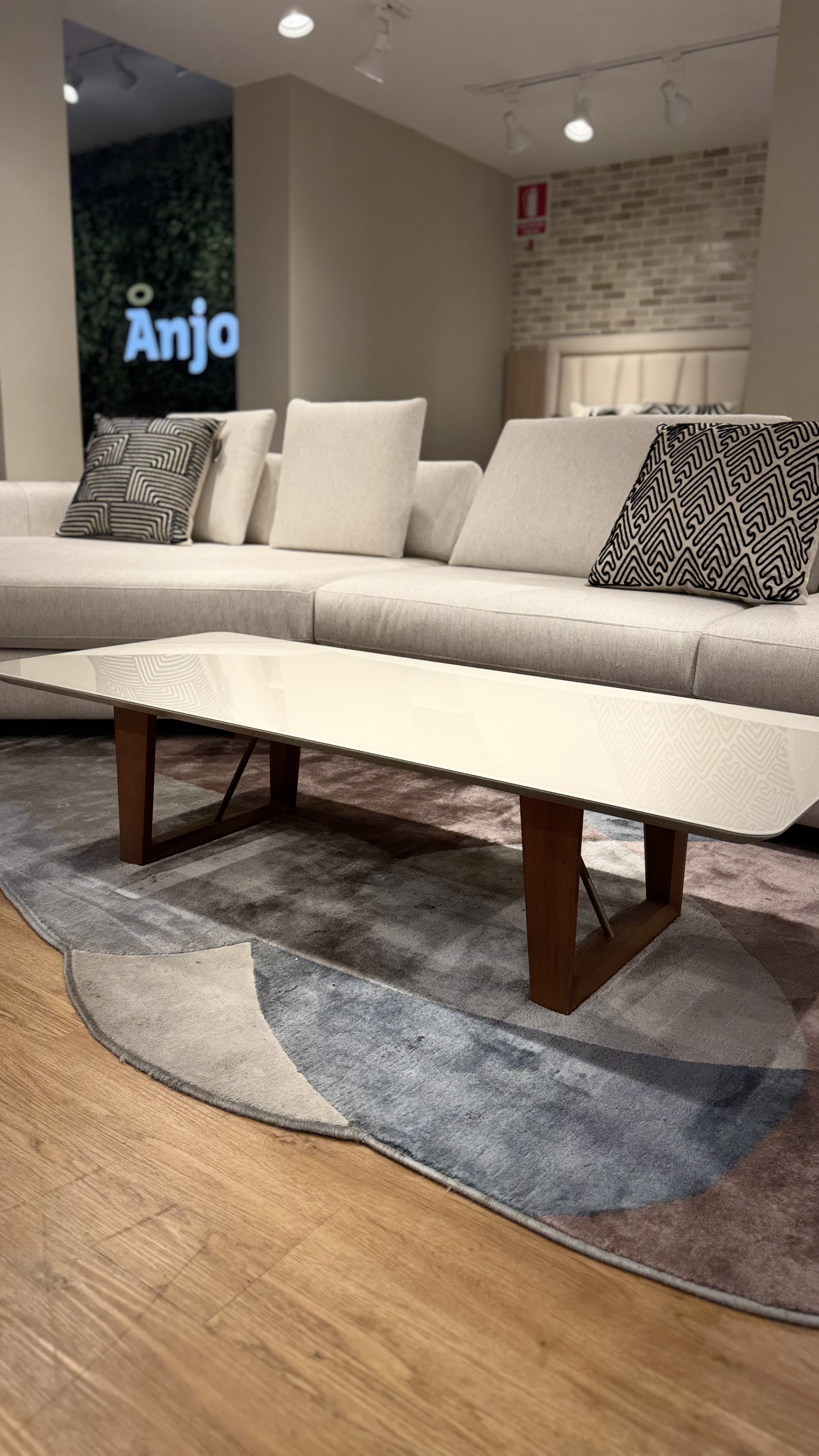 SARA MESA CENTRO 1400 X 600 X 350 COLOR AMENDOA / OFF WHITE / DORADO - 99894